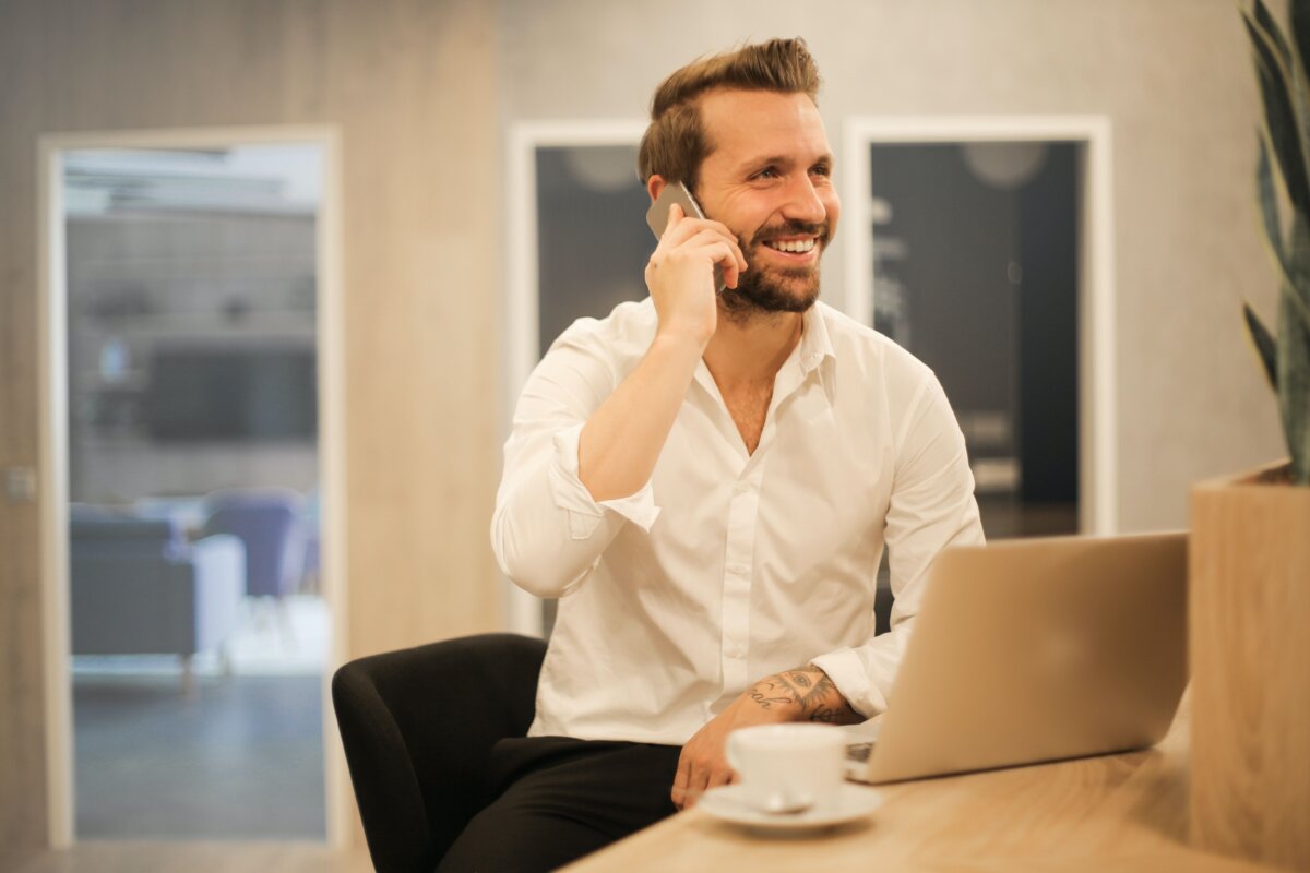 Mann am Telefon mit Rechner