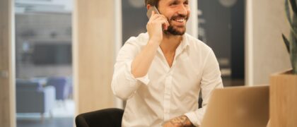 Mann am Telefon mit Rechner