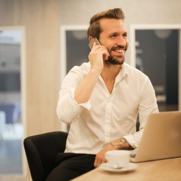 Mann am Telefon mit Rechner